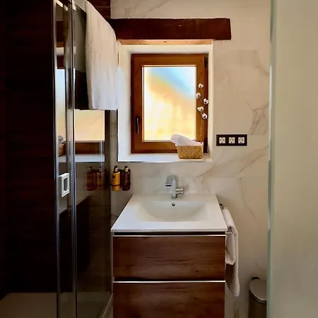 Singular Cotton Apartment